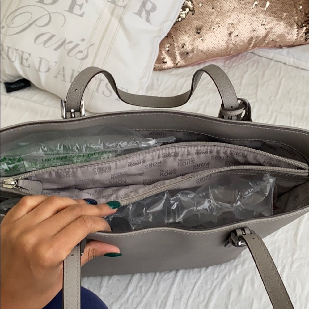 🎉HP🎉 Michael Kors Pearl Gray Jet Set Bag - Picture 9 of 15